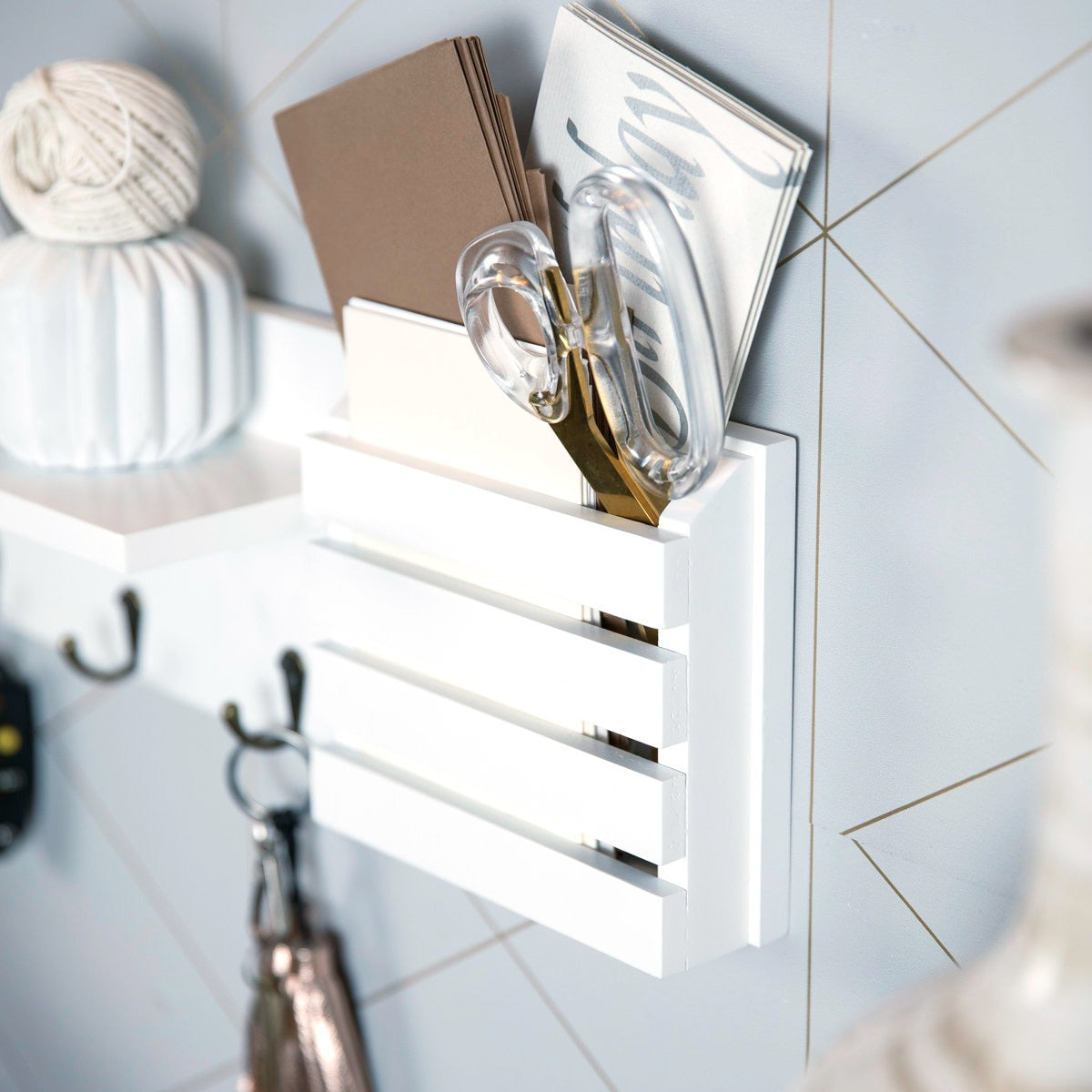 Wall-Mounted Key Holder Entryway Organizer – Floating Shelf with 3 Antique Key Hooks & Integrated Mail Sorter