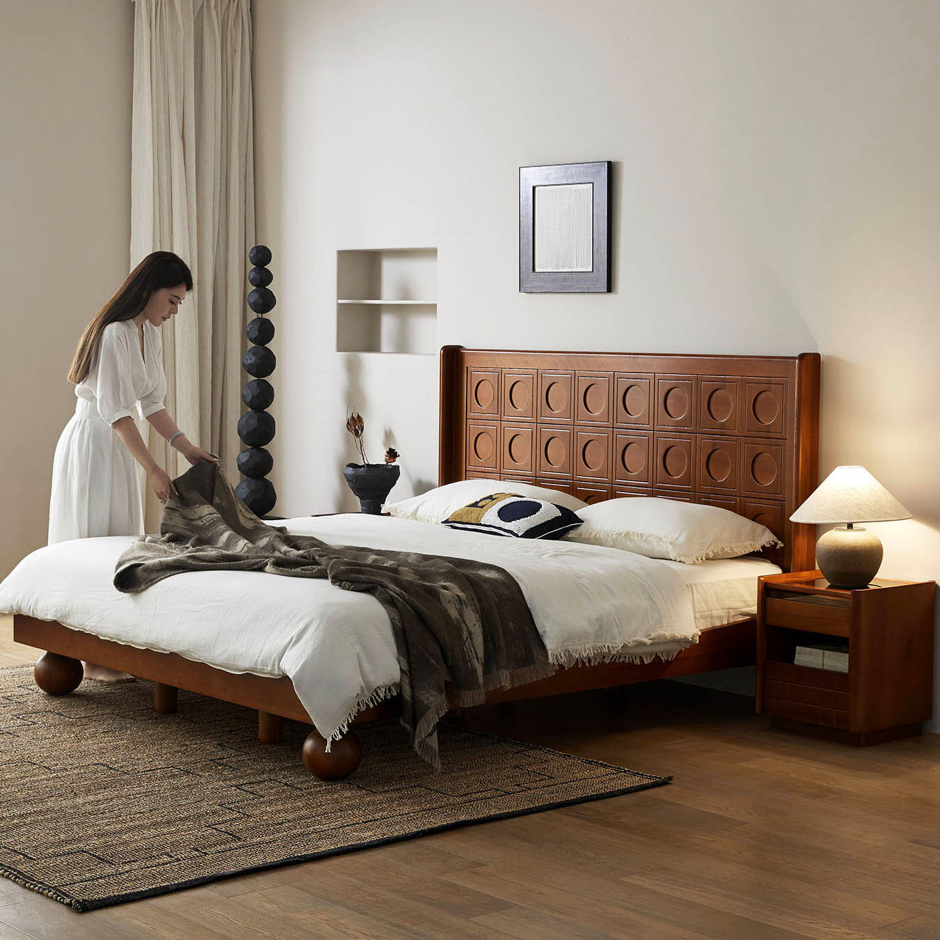 Japanese-Inspired Platform Sheesham Wood Bed: Minimalist Low Profile Design (Light Walnut)
