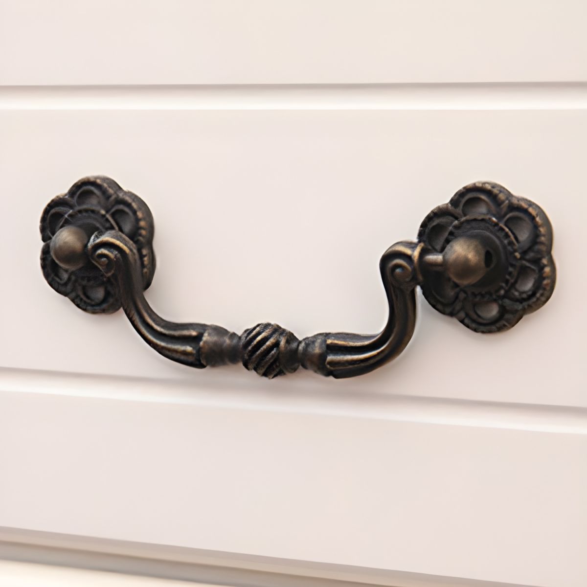 ADOUER WOOD Elegant White Four-Drawer Chest of Drawers with Ornate Handles and Carved Legs